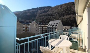 Outdoor dining - Apartment in Luchon With Mountain Views (Bagneres-de-Luchon)