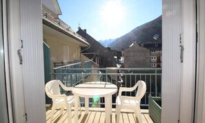 Outdoor dining - Apartment in Luchon With Mountain Views (Bagneres-de-Luchon)