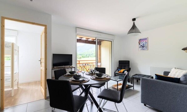 Dining - Apartment in Genos Near Lake Loudenvielle (Genos)