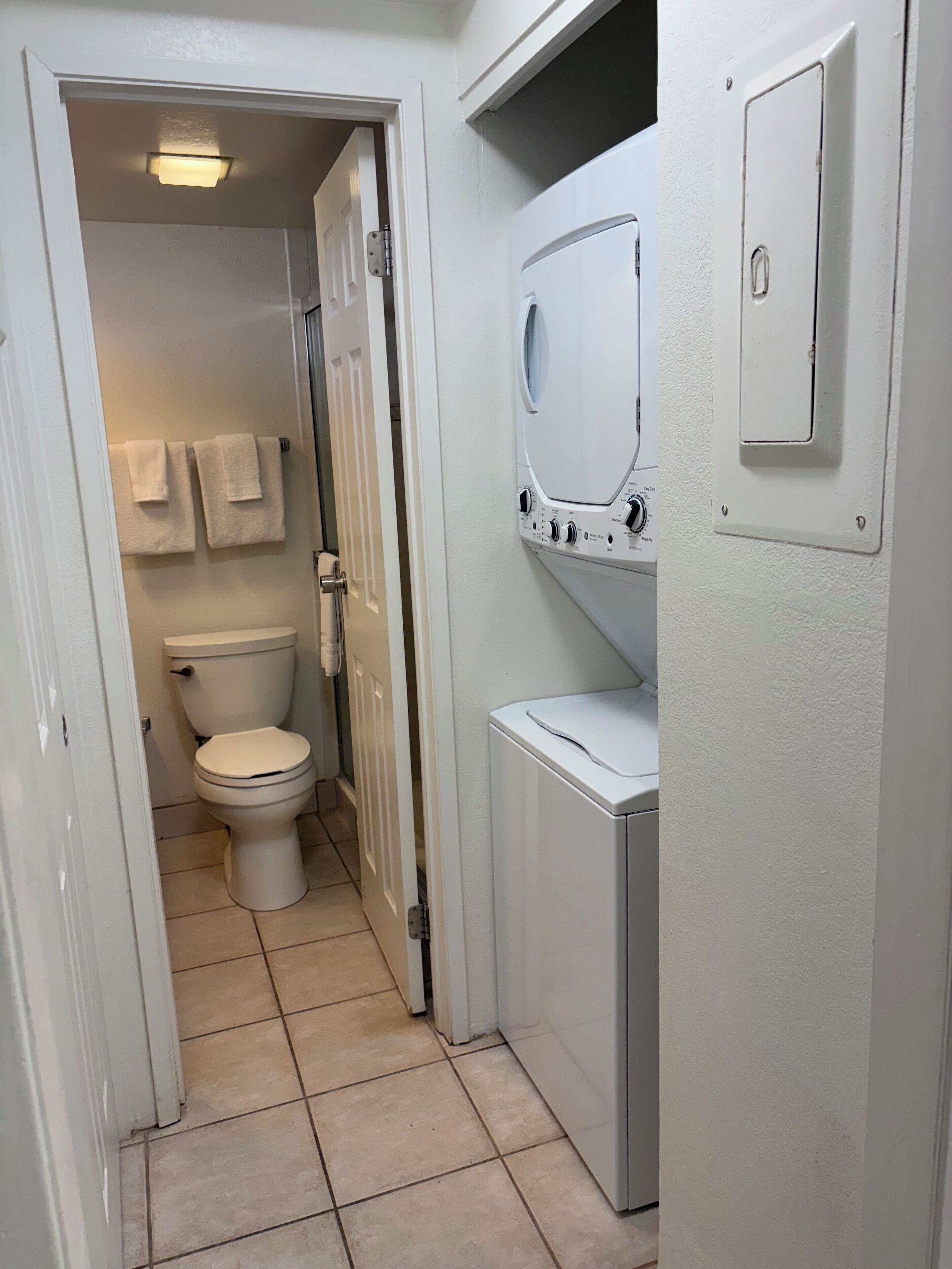 Een douche, een haardroger, handdoeken, zeep