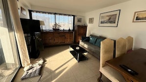 Living area - Beautiful 3-room Apartment Near Bonnegrace Beach (Six-Fours-les-Plages)