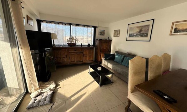 Living area - Beautiful 3-room Apartment Near Bonnegrace Beach (Six-Fours-les-Plages)