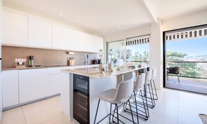 Fridge, microwave, oven, dishwasher - Apartment in Cannes With Stunning Sea View (Cannes)