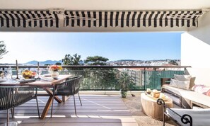 Outdoor dining - Apartment in Cannes With Stunning Sea View (Cannes)