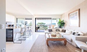 Living area - Apartment in Cannes With Stunning Sea View (Cannes)