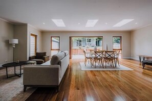 TV - Boonara a Luxe Retreat-3 Bedroom House +1 Bed Studio (Blue Mountains)