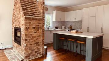 Micro-ondes, plaque de cuisson, lave-vaisselle, cafetière/bouilloire