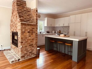 Microwave, stovetop, dishwasher, coffee/tea maker - Boonara a Luxe Retreat-3 Bedroom House +1 Bed Studio (Blue Mountains)