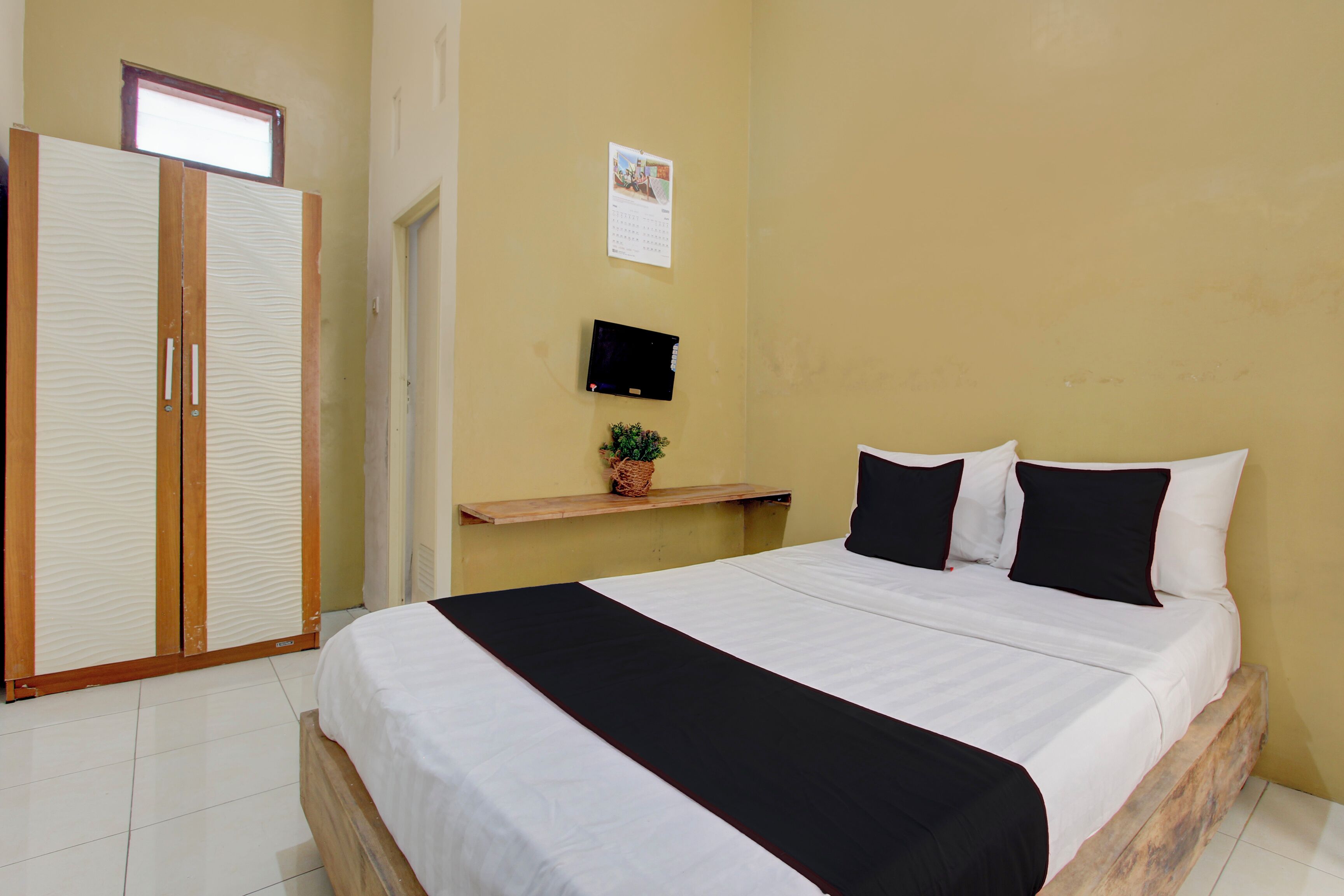 Standard Double Room | Desk, bed sheets