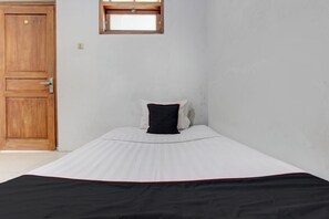 Single Room | Desk, bed sheets