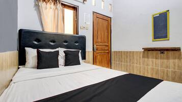 Deluxe Double Room | Desk, bed sheets