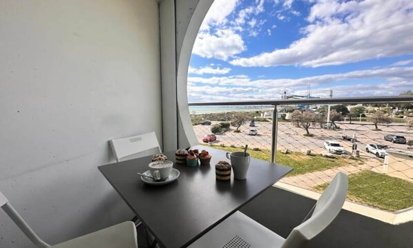 Outdoor dining - Apartment in Grau-du-roi With Sea View (Le Grau-Du-Roi)