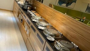 Un buffet avec plusieurs points de service et un long comptoir.