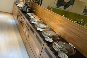 Een buffetopstelling met meerdere bedieningspunten en een lange toonbank.