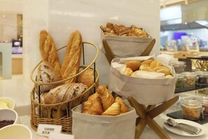 A bakery display with various types of bread and pastries. - Gamalan Star Hotel (Yilan)