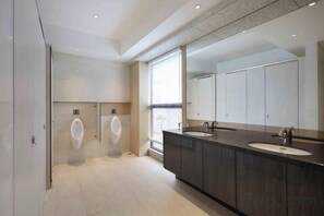 A modern bathroom with two sinks, a large mirror, and a toilet. - Gamalan Star Hotel (Yilan)