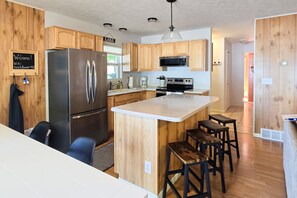 Jääkaappi, mikroaaltouuni, uuni, liesi