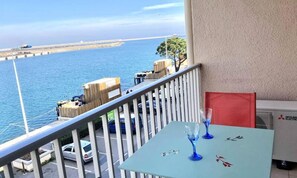 Property grounds - Air-conditioned and With an Unobstructed View: 300m From the Beaches: Apartment Sleeps 4 (Port-la-Nouvelle)