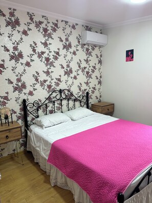 3 bedrooms, iron/ironing board, WiFi, bed sheets