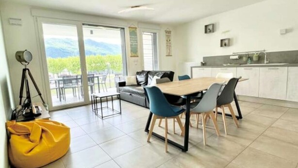 Living area - Apartments for 8 People (Aix-les-Bains)