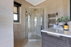 Hair dryer, soap, shampoo - Iris Acres Modern Farmhouse Portland (Lithgow)
