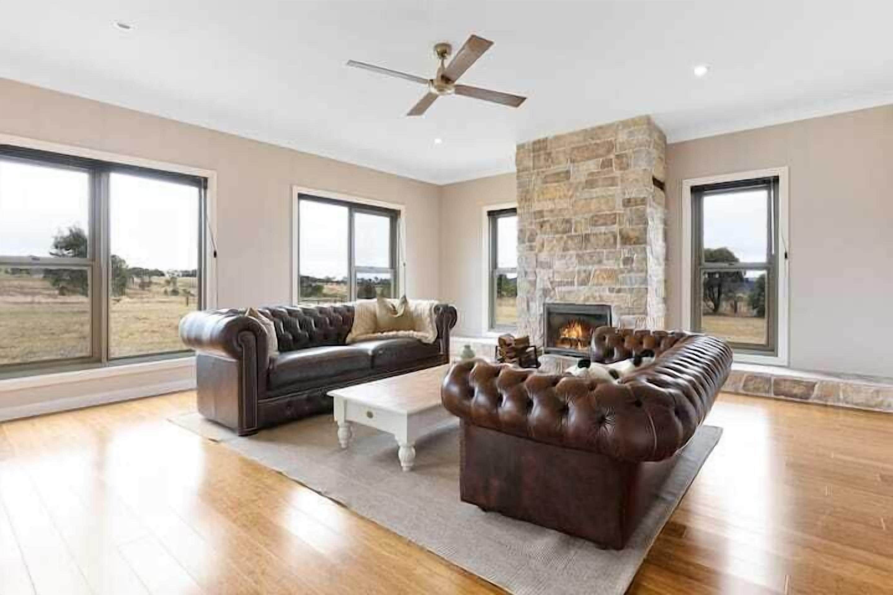 テレビ、暖炉、卓球台