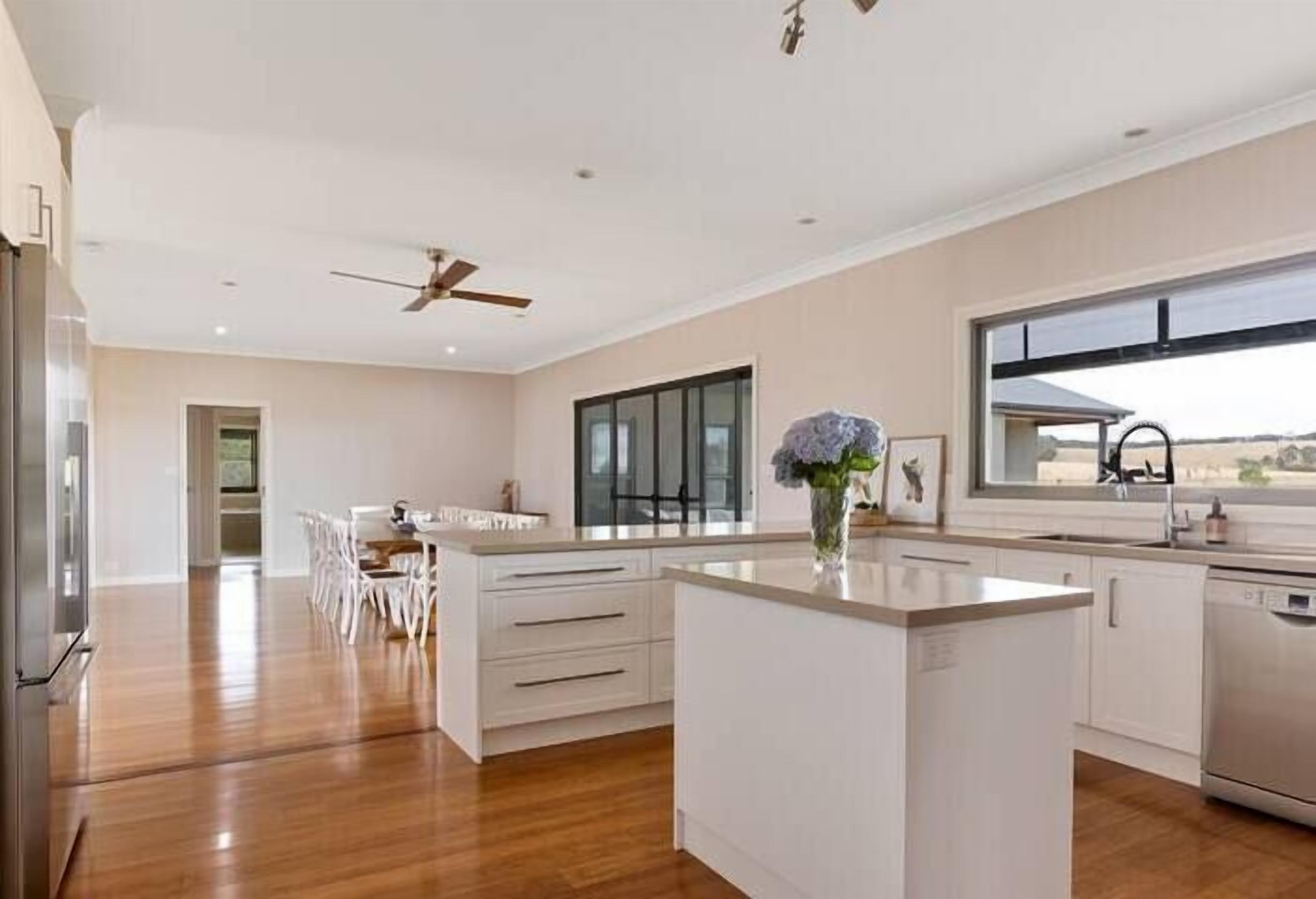 Een koelkast, een magnetron, een kookplaat, een vaatwasser