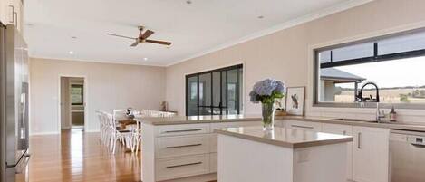 冰箱、微波炉、炉灶、洗碗机