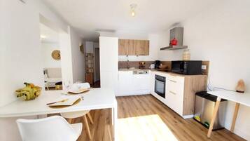 Fridge, microwave, oven, coffee/tea maker