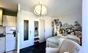 Muebles diferentes y tabla de planchar con plancha 