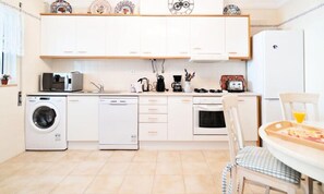 Fridge, microwave, oven, dishwasher - House in Vale Parra Near Salgados Lagoon (Albufeira)