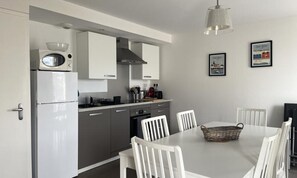 Kühlschrank, Mikrowelle, Ofen, Wasserkocher mit Kaffee-/Teezubehör