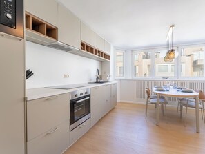 Een koelkast, een magnetron, een oven, een vaatwasser