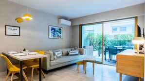 Living area - Apartment in Cannes Near La Croisette (Cannes)