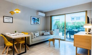 Living area - Apartment in Cannes Near La Croisette (Cannes)