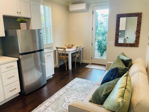 Designer-built cottage near the beach with resort-style amenities