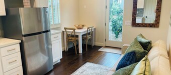 Designer-built cottage near the beach with resort-style amenities