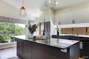 Fridge, microwave, stovetop, dishwasher - Lavender House in Katoomba (Blue Mountains)