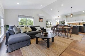 TV, fireplace - Lavender House in Katoomba (Blue Mountains)