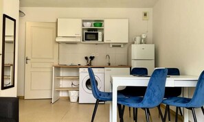 Fridge, microwave, coffee/tea maker, electric kettle - Apartments for 5 People (Avene)