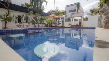 Una piscina al aire libre