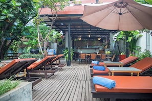 Bar en bord de piscine