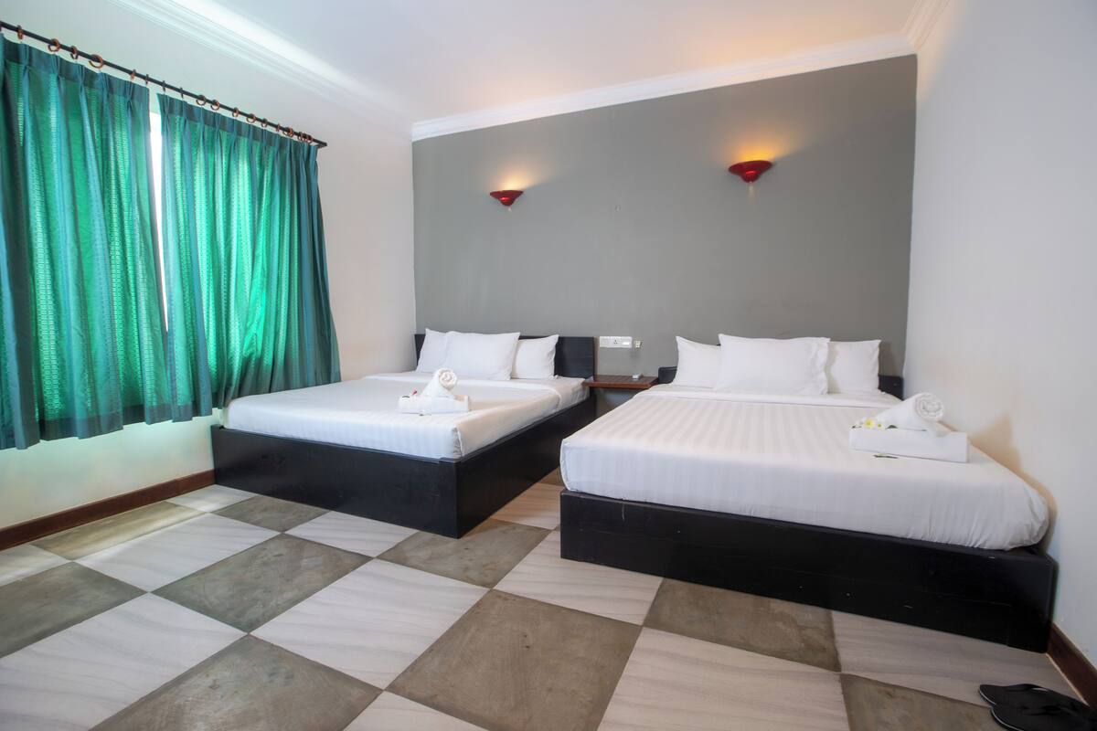 Habitación triple familiar | Escritorio, wifi gratis y ropa de cama 