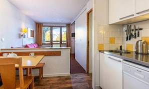 Coffee/tea maker, fridge, microwave, dishwasher - Apartment Near Mont Blanc Ski Slopes (La Plagne-Tarentaise)