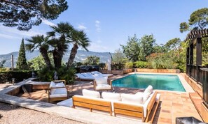 Indoor pool, outdoor pool - Villa in La Roquette With Sea View & Pool (La Roquette-sur-Siagne)