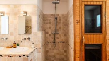 Pengering rambut, tuala disediakan