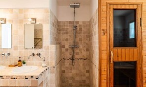 Hair dryer, towels - Villa in La Roquette With Sea View & Pool (La Roquette-sur-Siagne)