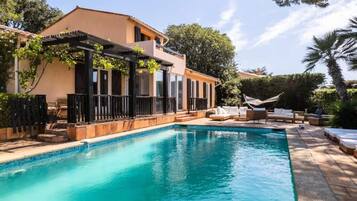 Kolam renang tertutup, kolam renang terbuka