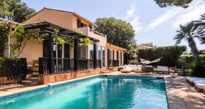 Villa in La Roquette With Sea View & Pool