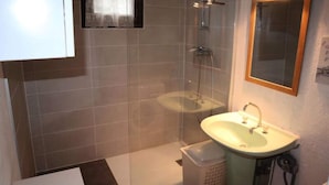 Bathroom - Fully Renovated Apartment for 8 People (Les Orres)